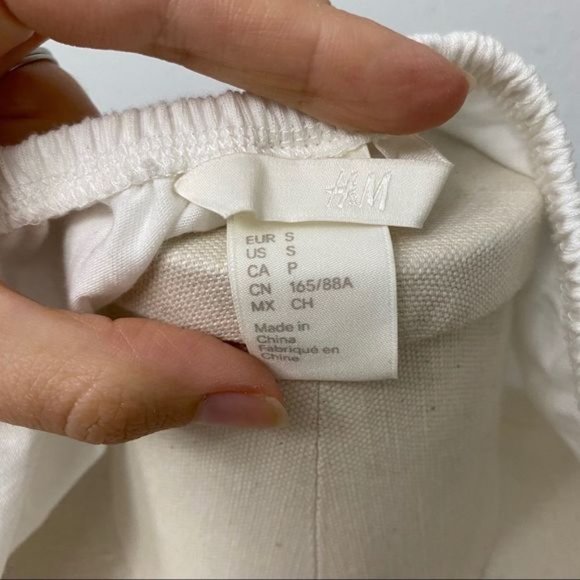 H&M?Off Shoulder Flutter Sleeve Embroidered Top - Picture 6 of 6